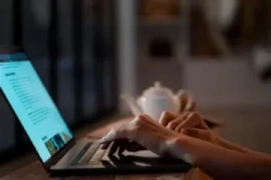 mão de mulher digitando no notebook